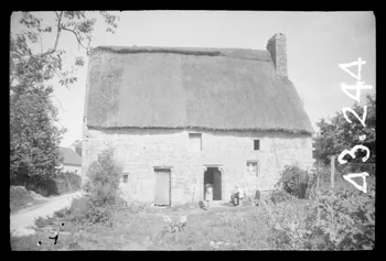 Montfort photographie [Habitation] Bretagne, France 1943/9/7 Ph.1943.323.63 Photo