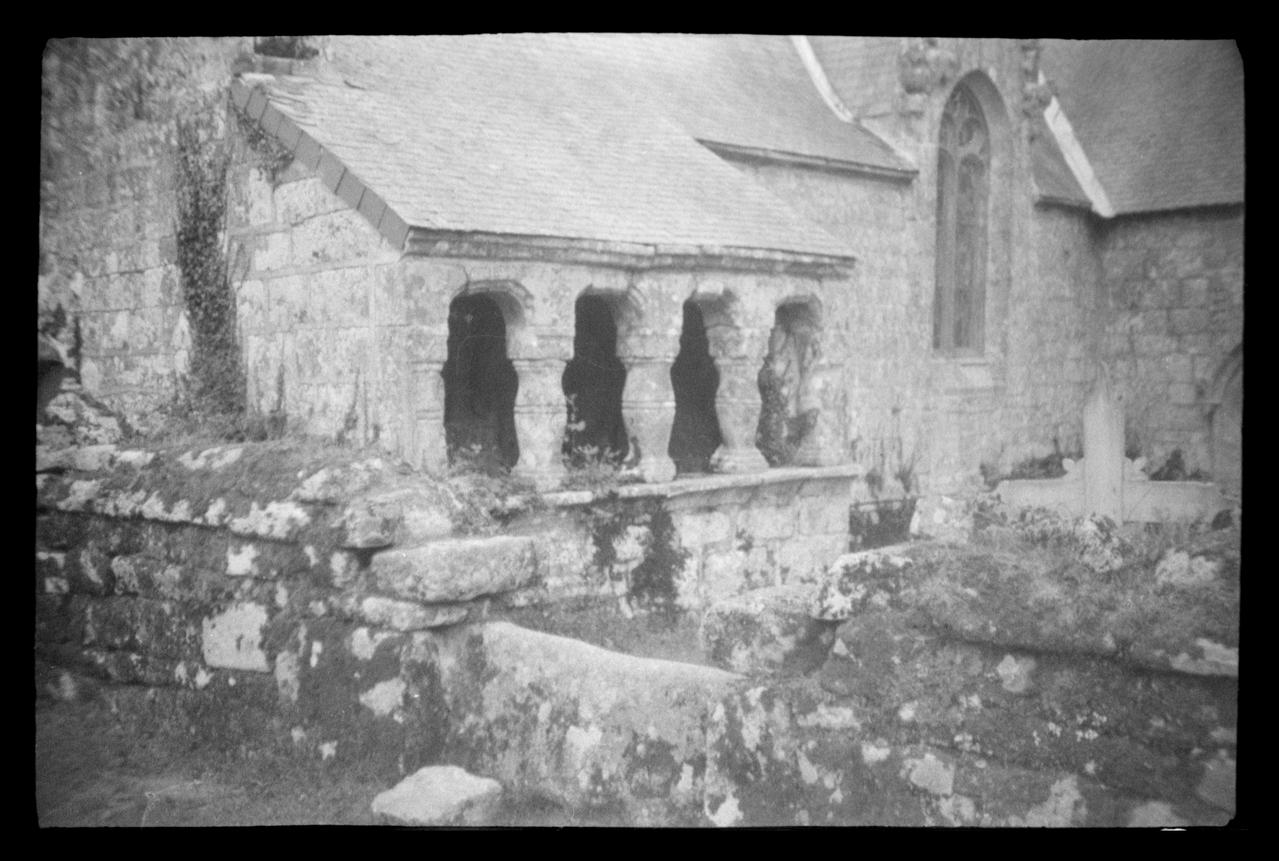 Montfort photographie Ossuaire Bretagne, France 1943/9/9 Ph.1943.323.68 Photo