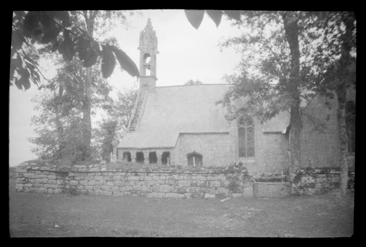 Montfort photographie Vue d'ensemble de la chapelle Bretagne, France 1943/9/9 Ph.1943.323.69 Photo