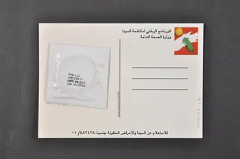 carte postale homme se cachant le visage tenant un préservatif, drapeau arc en ciel, préservatif collé au verso 2005.119.47  Photo Mucem