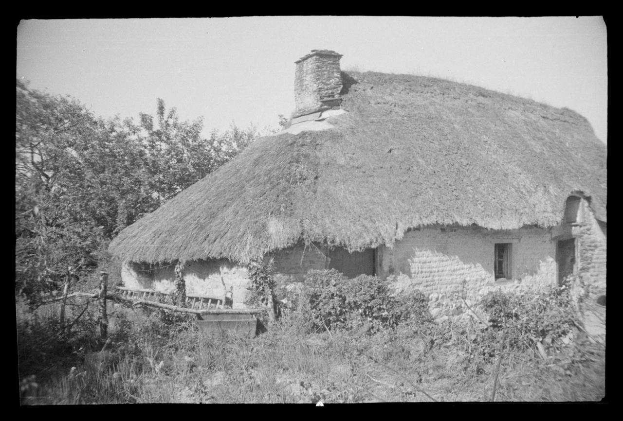 Montfort photographie Façade Bretagne, France 1943/5/18 Ph.1943.169.66 Photo