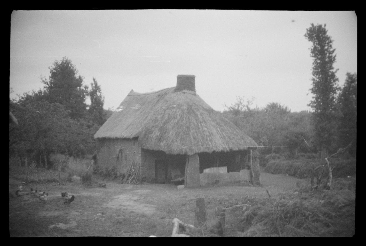 Montfort photographie Ferme avec appentis supporté par dalles de granit Bretagne, France 1943/6/4 Ph.1943.169.95 Photo