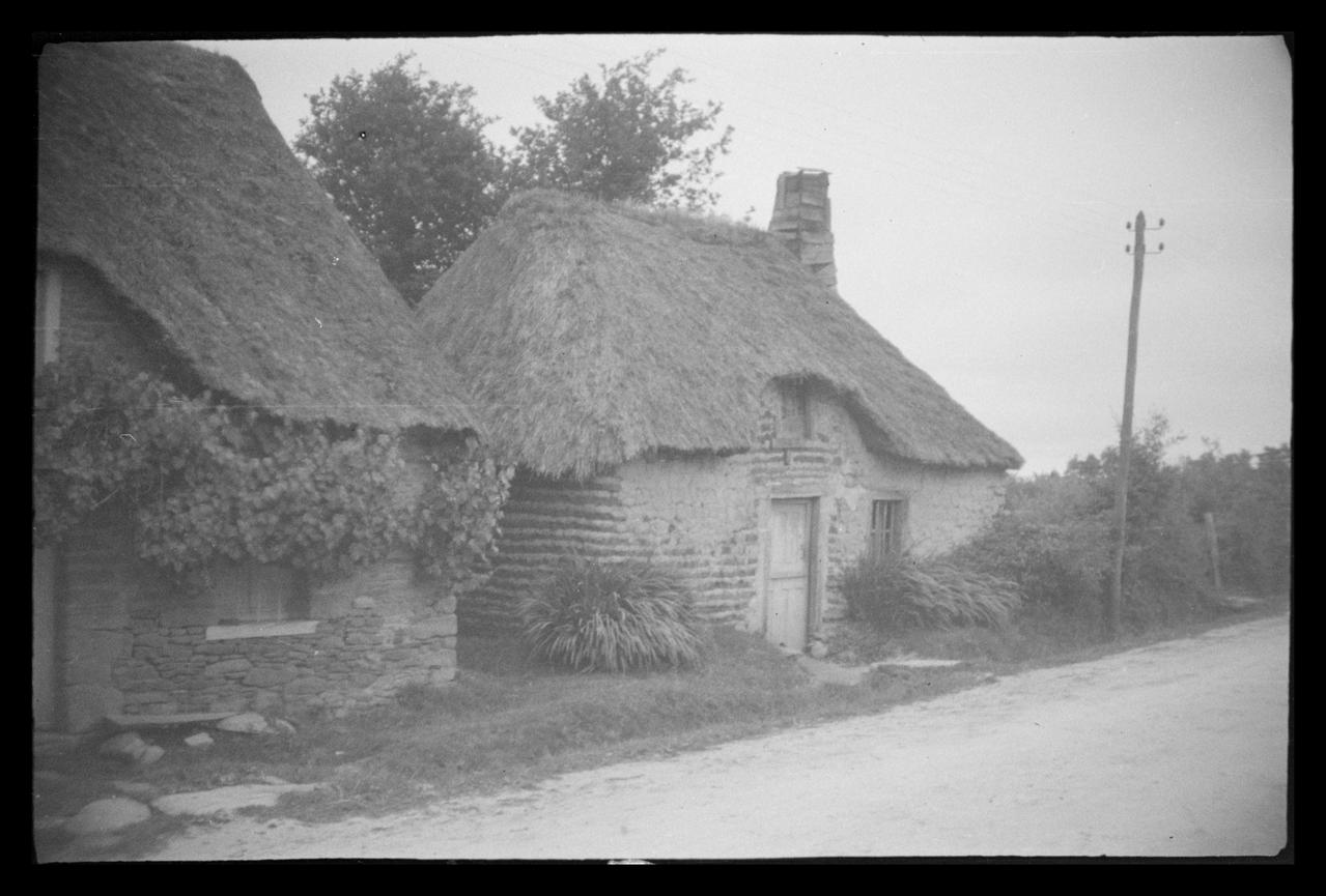 Montfort photographie Loge avec appareillage en terre noir et blanc Bretagne, France 1943/6/4 Ph.1943.169.96 Photo