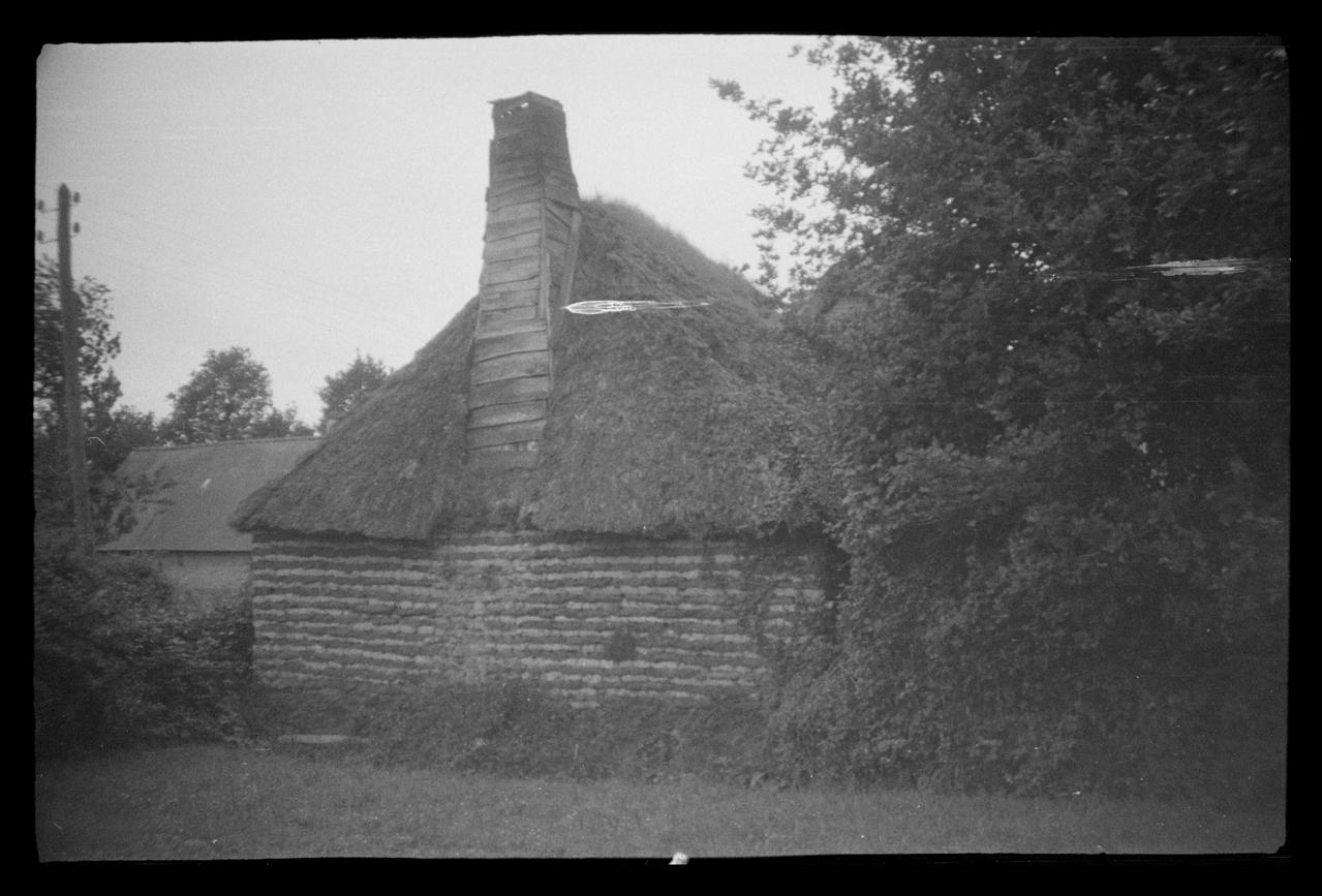 Montfort photographie Loge avec appareillage en terre noir et blanc Bretagne, France 1943/6/4 Ph.1943.169.97 Photo