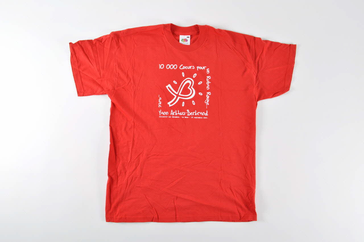 Collectif 1er Décembre Sarthe tee-shirt "10 000 coeurs pour un ruban rouge" Pays de la Loire, France 2004/9/25 2004.125.1 Photo Mucem