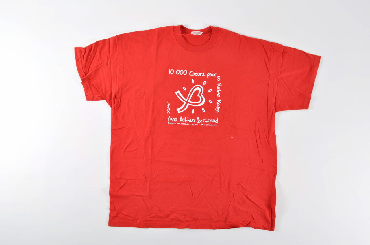 Association Homogène tee-shirt "10 000 coeurs pour un ruban rouge" Pays de la Loire, France 2004 2004.125.2 Photo Mucem