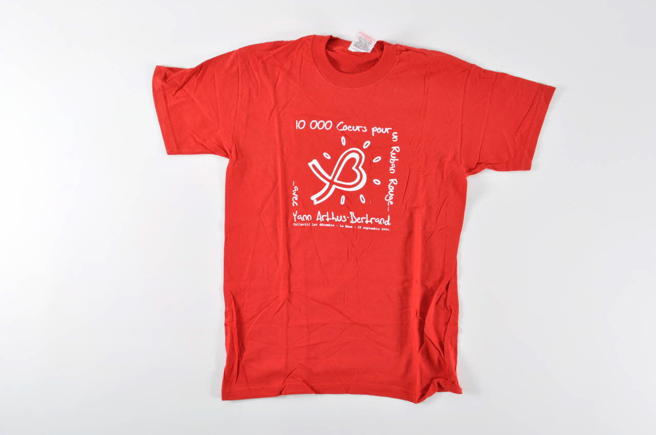Association Homogène tee-shirt "10 000 coeurs pour un ruban rouge" Pays de la Loire, France 2004 2004.125.3 Photo Mucem