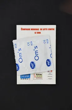 Groupement de Prévention et d'accueil Lillois Préservatif "Rapports non protégés... Clients, vous jouez à la roulette russe ?" Nord-Pas-de-Calais, France 2005/2 2005.12.5 Photo Mucem