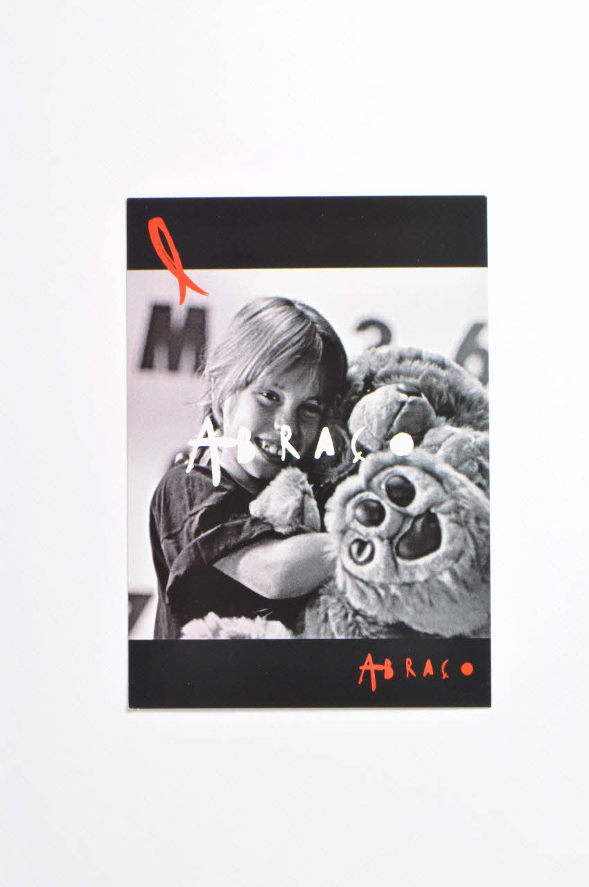 Abraço carte postale enfant et ours Portugal 1998 2003.109.128 Photo Mucem