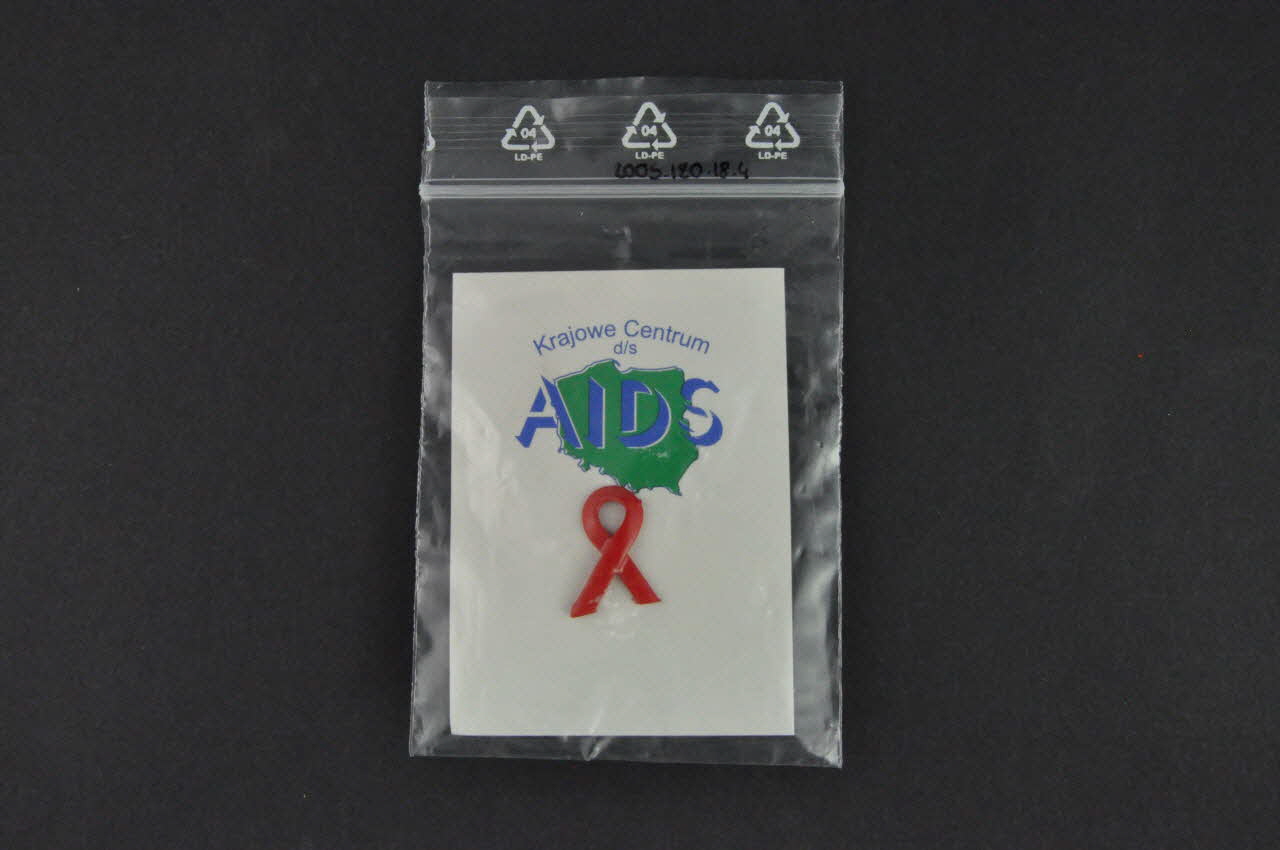 Pin's ruban rouge Pin's ruban rouge blanc et rouge 2005.120.18.1-4 Photo Mucem