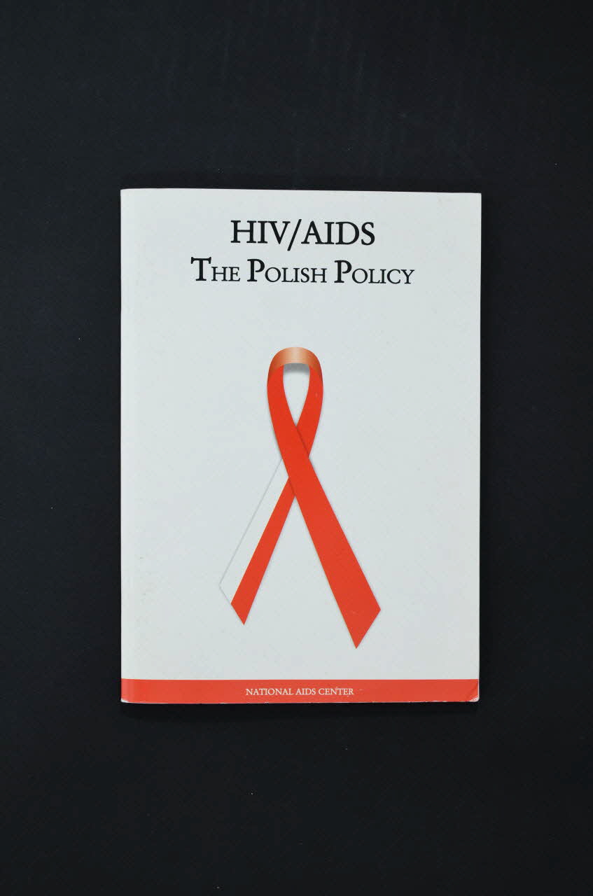 Krajowe Centrum Ds Aids (The National Aids Center) BROCHURE "HIV/AIDS. The polish policy" (VIH Sida. La politique polonaise) Pologne 2002 2005.120.25 Photo Mucem