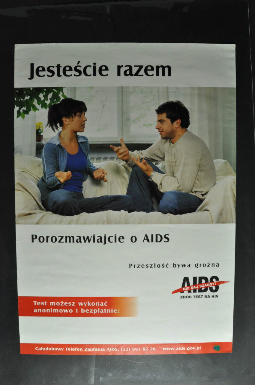 Krajowe Centrum Ds Aids (The National Aids Center) affiche "Jestescie razem / Porozmawiajcie o AIDS" (couple discutant sur un canapé) (Vous êtes ensemble. parlez du sida. Le passé peut être dangereux) Pologne 2003 2005.120.3 Photo Mucem