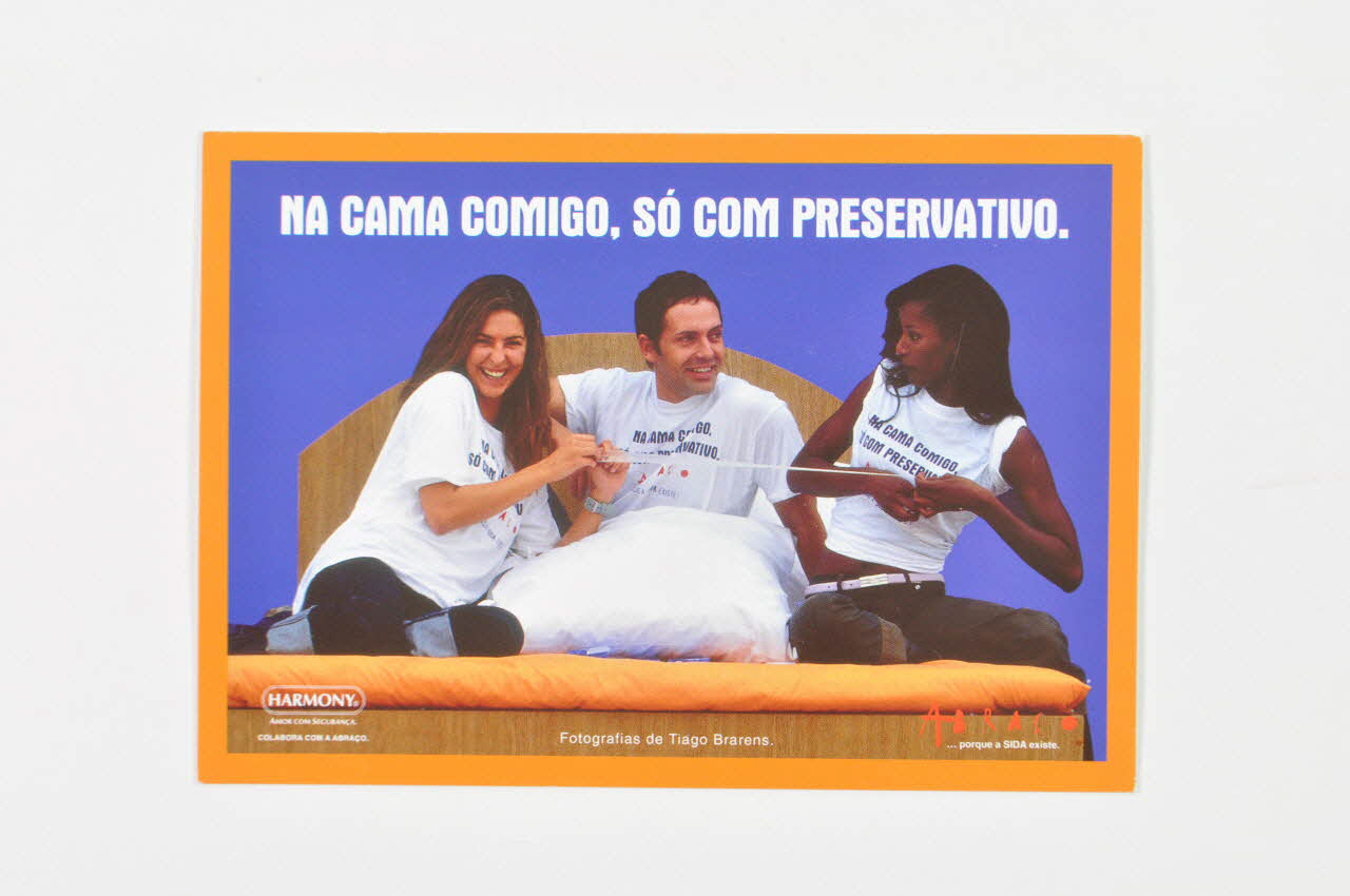 Abraço carte postale Série "Na cama comigo, so com preservativo" (Raquel Loureiro, David Simoes e Nayma) (Pas au lit avec moi, sinon avec un préservatif) Portugal 1993 2003.109.152 Photo Mucem