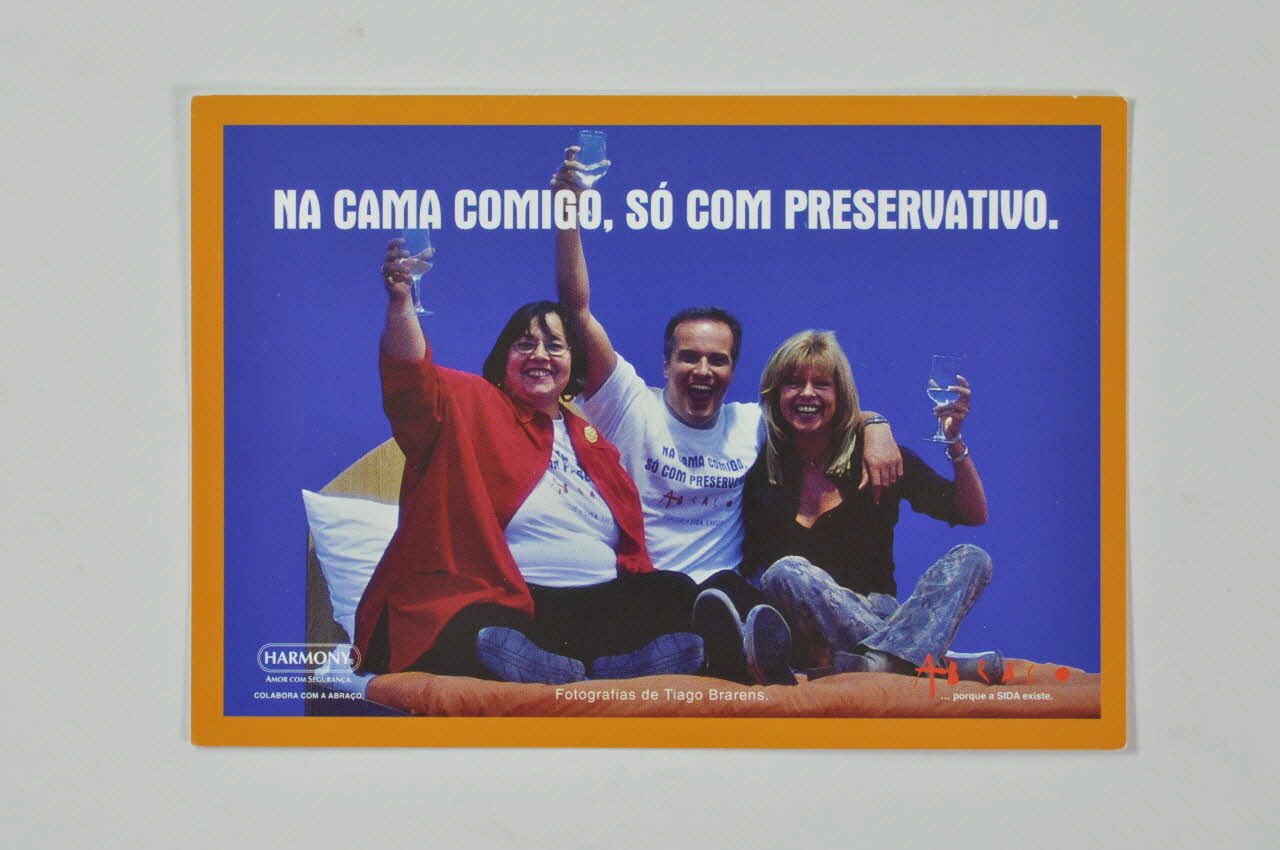 Abraço carte postale Série "Na cama comigo, so com preservativo" (Margarida Martins, Ricardo Carriço e Helena Isabel) (Pas au lit avec moi, sinon avec un préservatif) Portugal 1993 2003.109.153 Photo Mucem