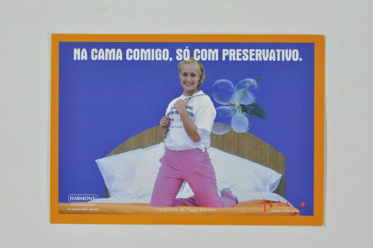 Abraço carte postale Série "Na cama comigo, so com preservativo" (Ana Rocha) (Pas au lit avec moi, sinon avec un préservatif) Portugal 1993 2003.109.154 Photo Mucem