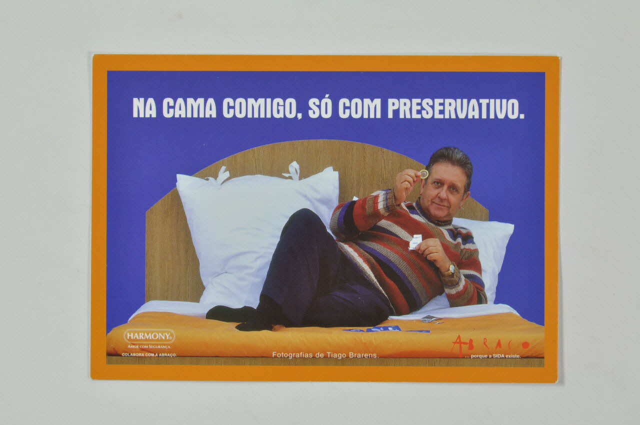 Abraço carte postale Série "Na cama comigo, so com preservativo" (Vitor de Sousa) (Pas au lit avec moi, sinon avec un préservatif) Portugal 1993 2003.109.155 Photo Mucem