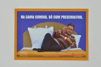 Abraço carte postale Série "Na cama comigo, so com preservativo" (Vitor de Sousa) (Pas au lit avec moi, sinon avec un préservatif) Portugal 1993 2003.109.155 Photo Mucem