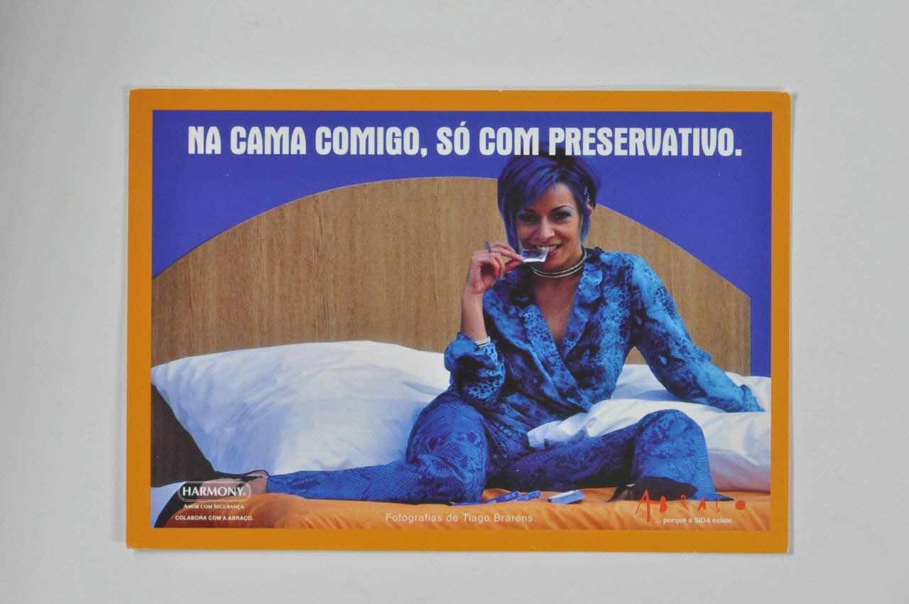 Abraço carte postale Série "Na cama comigo, so com preservativo" (Wanda Stuart) (Pas au lit avec moi, sinon avec un préservatif) Portugal 1993 2003.109.156 Photo Mucem