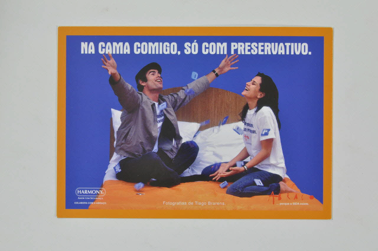 Abraço carte postale Série "Na cama comigo, so com preservativo" (Pedro Lima e Sofia Aparicio) (Pas au lit avec moi, sinon avec un préservatif) Portugal 1993 2003.109.157 Photo Mucem