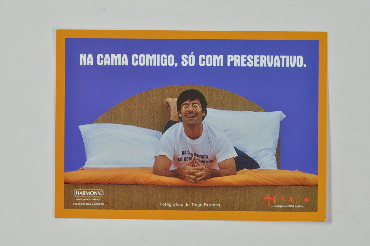 Abraço carte postale Série "Na cama comigo, so com preservativo" (Paulo Pirès) (Pas au lit avec moi, sinon avec un préservatif) Portugal 1993 2003.109.158 Photo Mucem