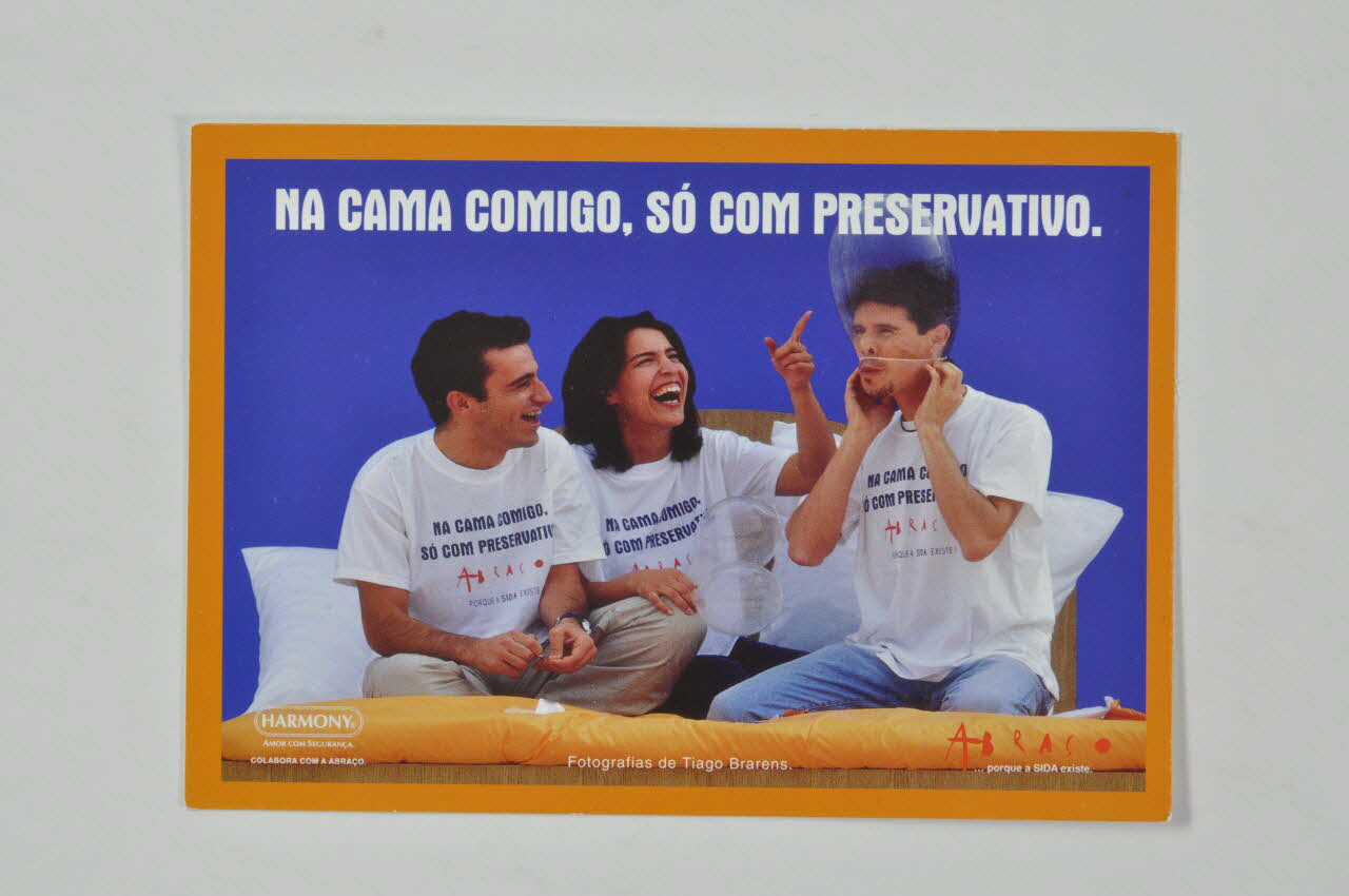 Abraço carte postale Série "Na cama comigo, so com preservativo" (Henrique, Sonia e Zè Maria) (Pas au lit avec moi, sinon avec un préservatif) Portugal 1993 2003.109.159 Photo Mucem