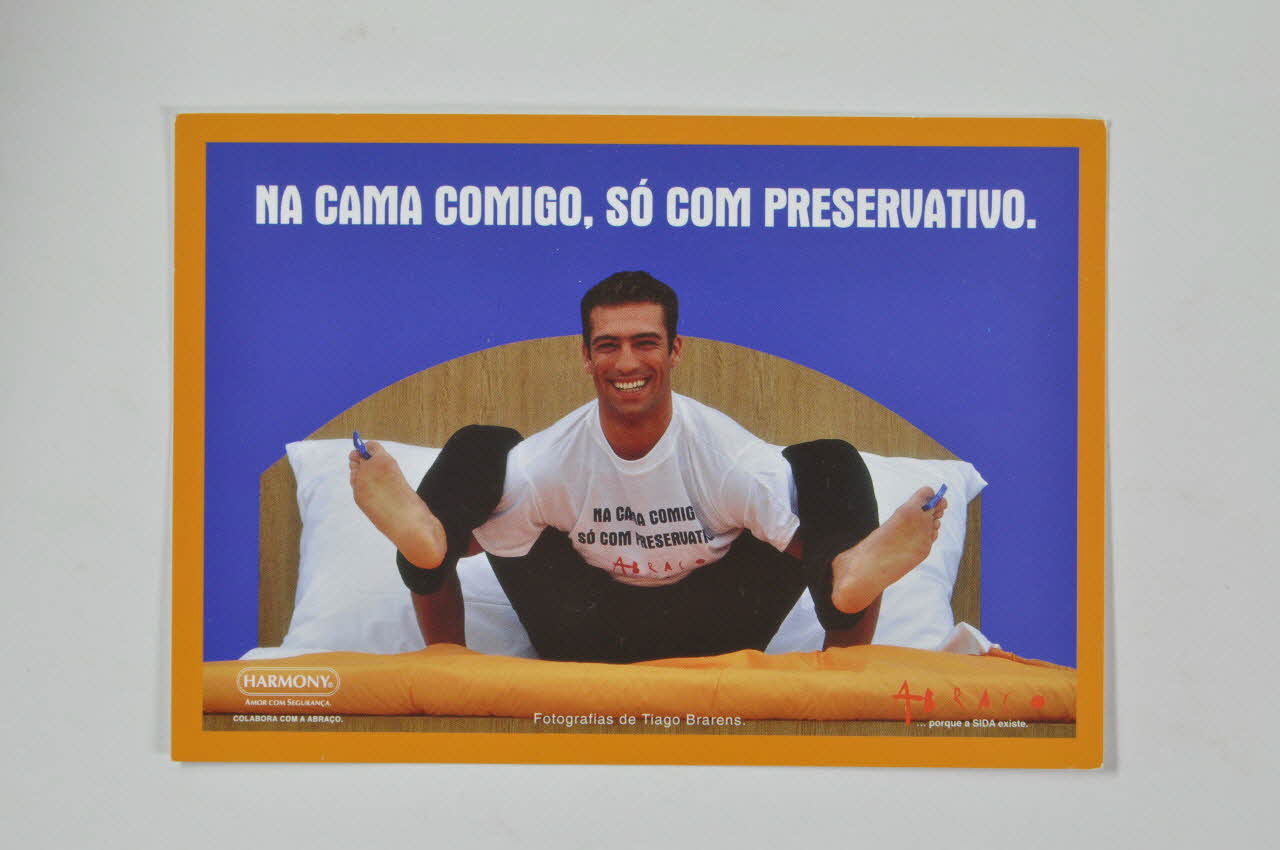 Abraço carte postale Série "Na cama comigo, so com preservativo" (Amilcar Azenha) (Pas au lit avec moi, sinon avec un préservatif) Portugal 1993 2003.109.160 Photo Mucem