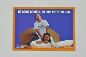 Abraço carte postale Série "Na cama comigo, so com preservativo" (Serginho e Suzana Cacela) (Pas au lit avec moi, sinon avec un préservatif) Portugal 1993 2003.109.161 Photo Mucem