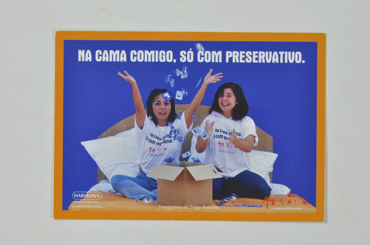 Abraço carte postale Série "Na cama comigo, so com preservativo" (Carla Luppi e Sara Norte) (Pas au lit avec moi, sinon avec un préservatif) Portugal 1993 2003.109.162 Photo Mucem