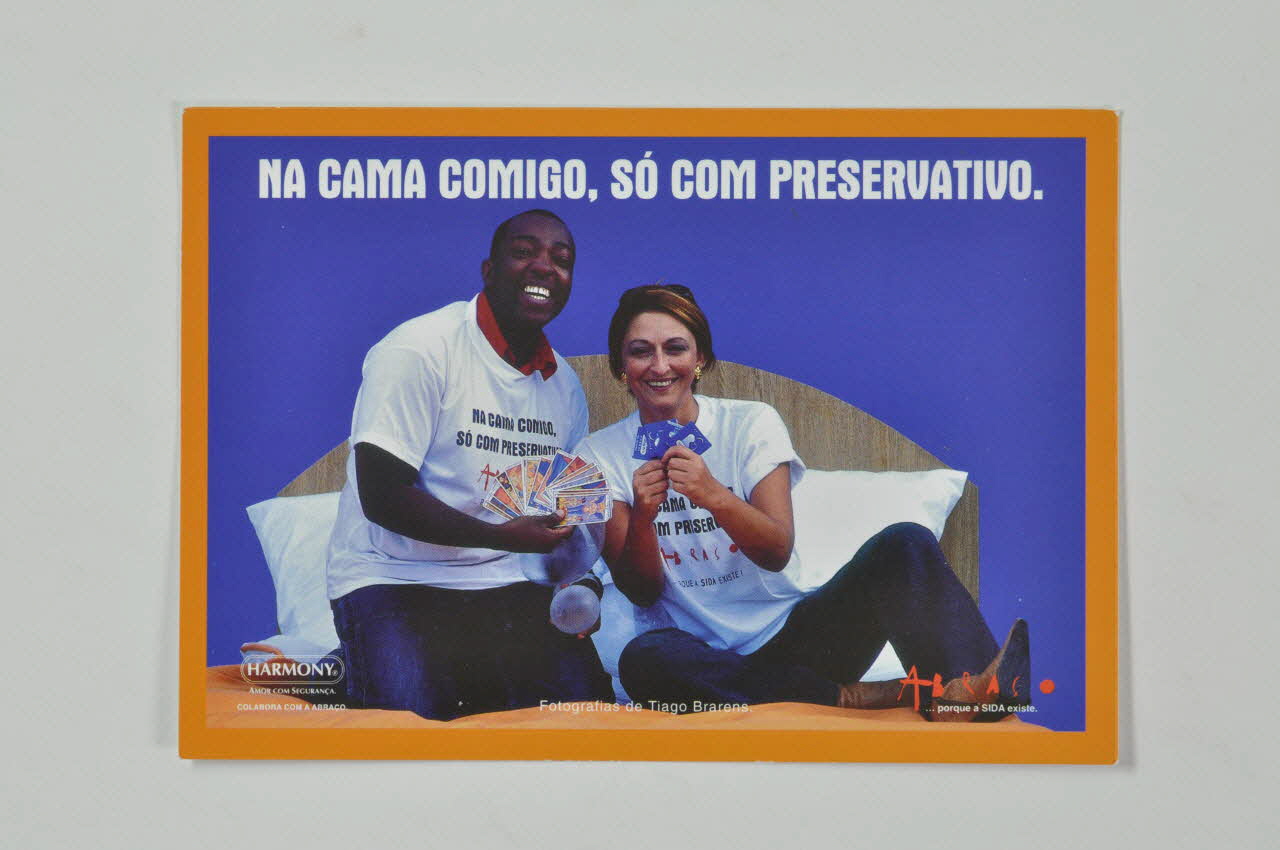 Abraço carte postale Série "Na cama comigo, so com preservativo" (Daniel Nascimento e Maya) (Pas au lit avec moi, sinon avec un préservatif) Portugal 1993 2003.109.163 Photo Mucem