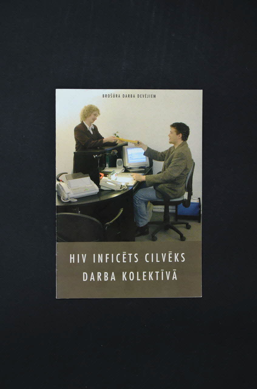 Aids Prevention Center, Latvijas Infektologijas BROCHURE "HIV Inficets cilveks Darba Kolektiva" (traduire) Lettonie 2003 2005.121.12 Photo Mucem