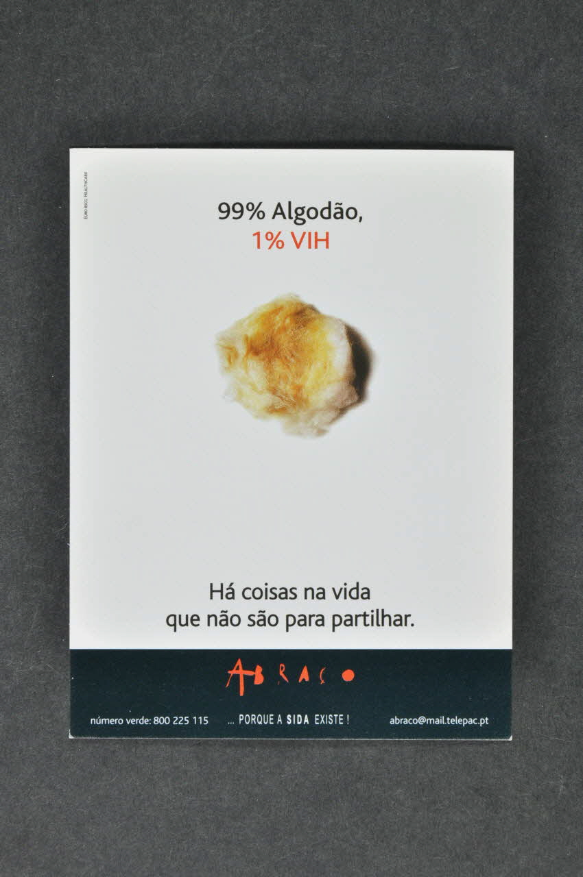 Abraço carte postale "99 % Algodao, 1% VIH" "Ha coisas na vida que nao sao para partilhar" (99% de coton, 1% de VIH . Il y a des choses dans la vie qu'il ne faut jamais partager) Portugal 2000 2003.109.183 Photo Mucem