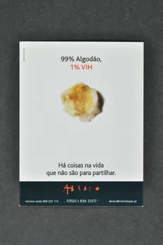 Abraço carte postale "99 % Algodao, 1% VIH" "Ha coisas na vida que nao sao para partilhar" (99% de coton, 1% de VIH . Il y a des choses dans la vie qu'il ne faut jamais partager) Portugal 2000 2003.109.183  Photo Mucem