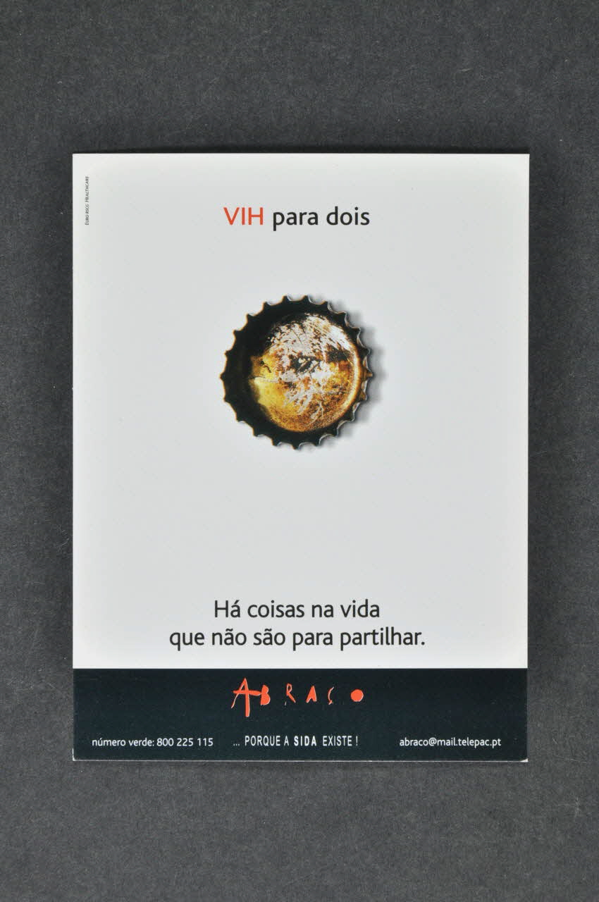 Abraço carte postale "VIH para dois" "Ha coisas na vida que nao sao para partilhar"  (VIH pour deux. ll y a des choses dans la vie qu'il ne faut jamais partager) Portugal 2000 2003.109.184 Photo Mucem