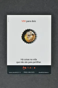Abraço carte postale "VIH para dois" "Ha coisas na vida que nao sao para partilhar"  (VIH pour deux. ll y a des choses dans la vie qu'il ne faut jamais partager) Portugal 2000 2003.109.184  Photo Mucem