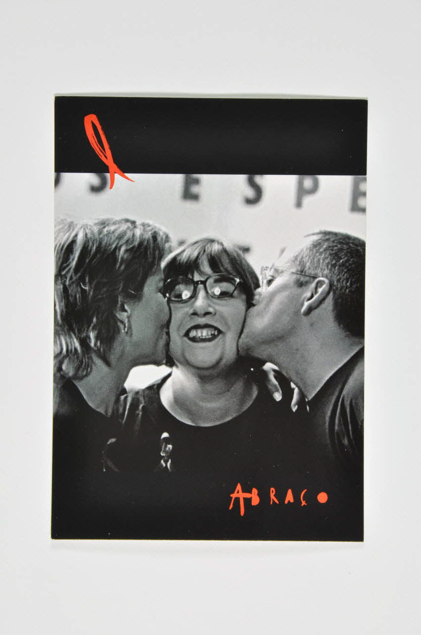 Abraço carte postale 3 personnages s'embrassant Portugal 1998 2003.109.188 Photo Mucem