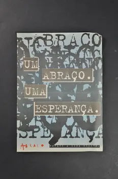 Affichette-dépliant "Um abraço Uma Esperança" (Un baiser. Une espérance) 2003.109.212  Photo Mucem