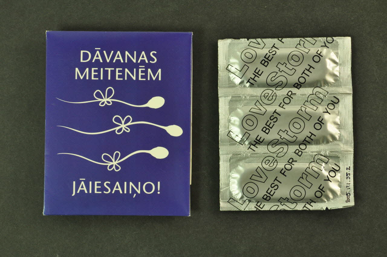 Aids Prevention Center Enveloppe de préservatif "Davanas meitenem. Jayesaino !" (spermatozoïdes) Lettonie 2005 2005.121.35.1-2 Photo Mucem