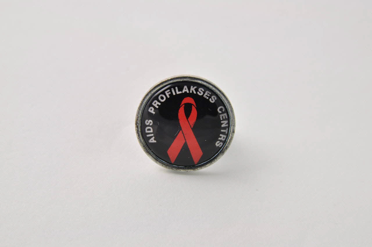 Aids Prevention Center pin's Aids Prevention Center Lettonie 2005 2005.121.36.1-2 Photo Mucem