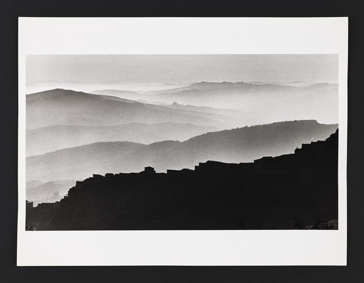 André Martin tirage photographique Paysage de collines dans la brume Sicile, Italie 1958 2024.1.15 Photo Mucem / Marianne Kuhn