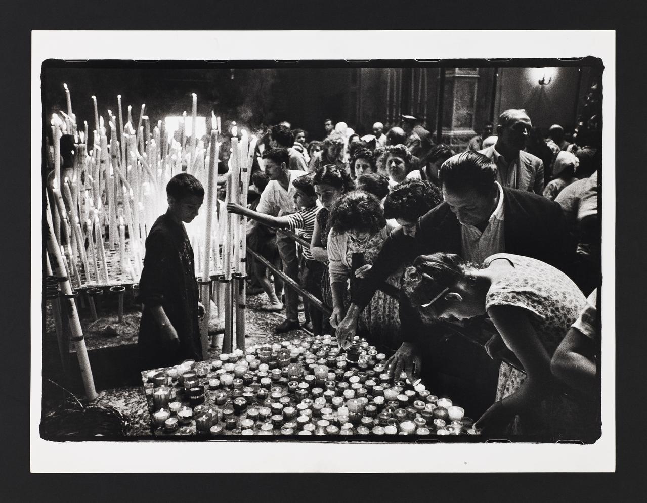 André Martin tirage photographique Fête de santa Rosalia, des pèlerins allument des cierges au sanctuaire du mont Pellegrino Sicile, Italie 1958 2024.1.16 Photo Mucem / Marianne Kuhn