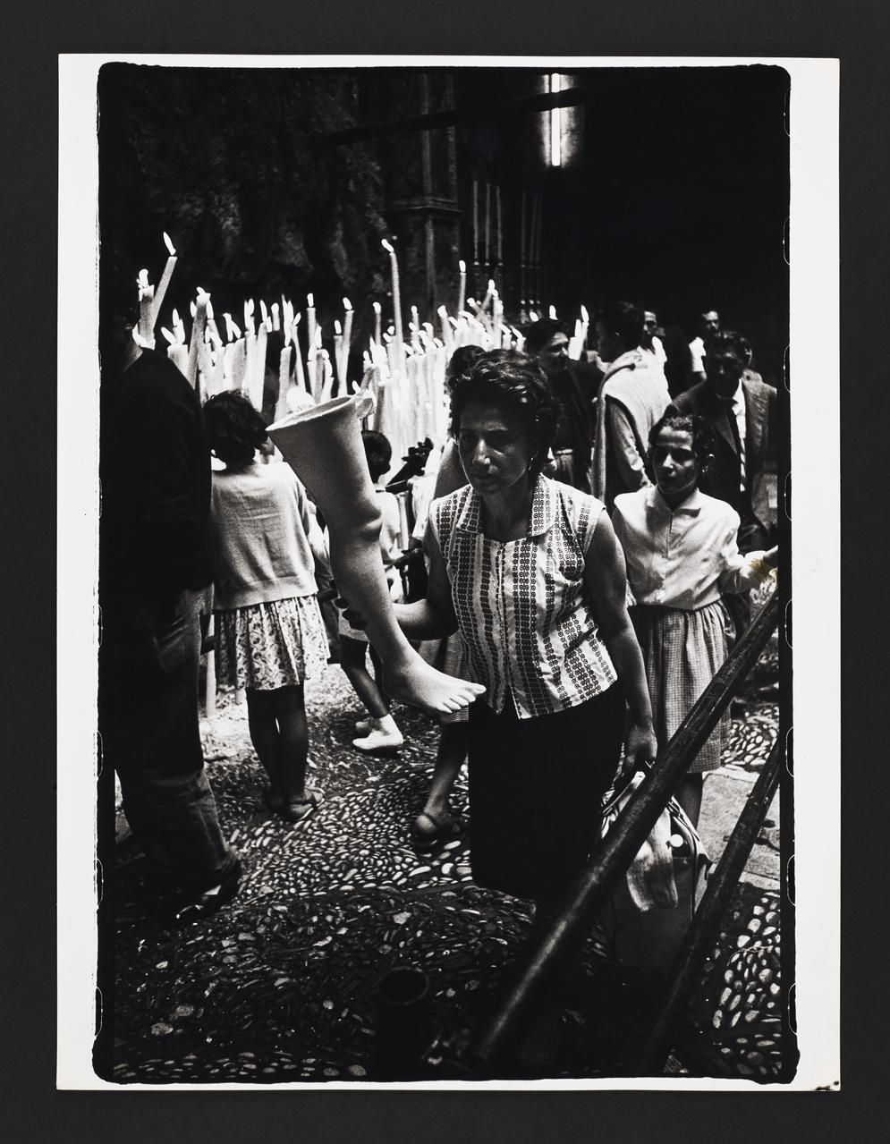 André Martin tirage photographique Fête de santa Rosalia, femme portant un ex-voto au sanctuaire du mont Pellegrino Sicile, Italie 1958 2024.1.17 Photo Mucem / Marianne Kuhn