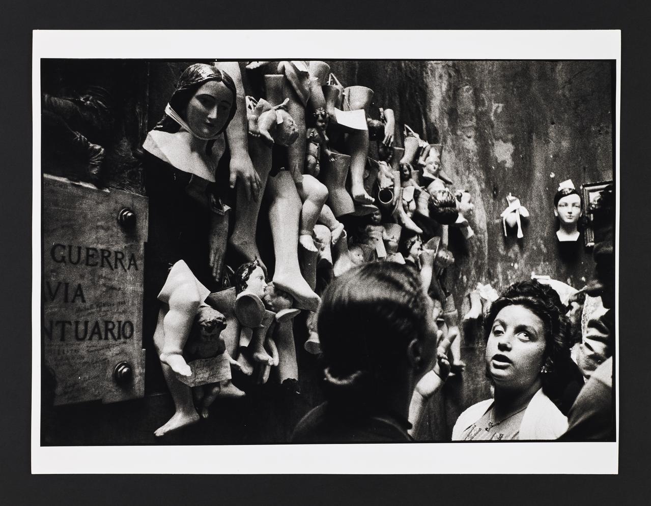André Martin tirage photographique Fête de santa Rosalia, deux femmes devant un mur d'ex-voto au sanctuaire du mont Pellegrino Sicile, Italie 1958 2024.1.18 Photo Mucem / Marianne Kuhn