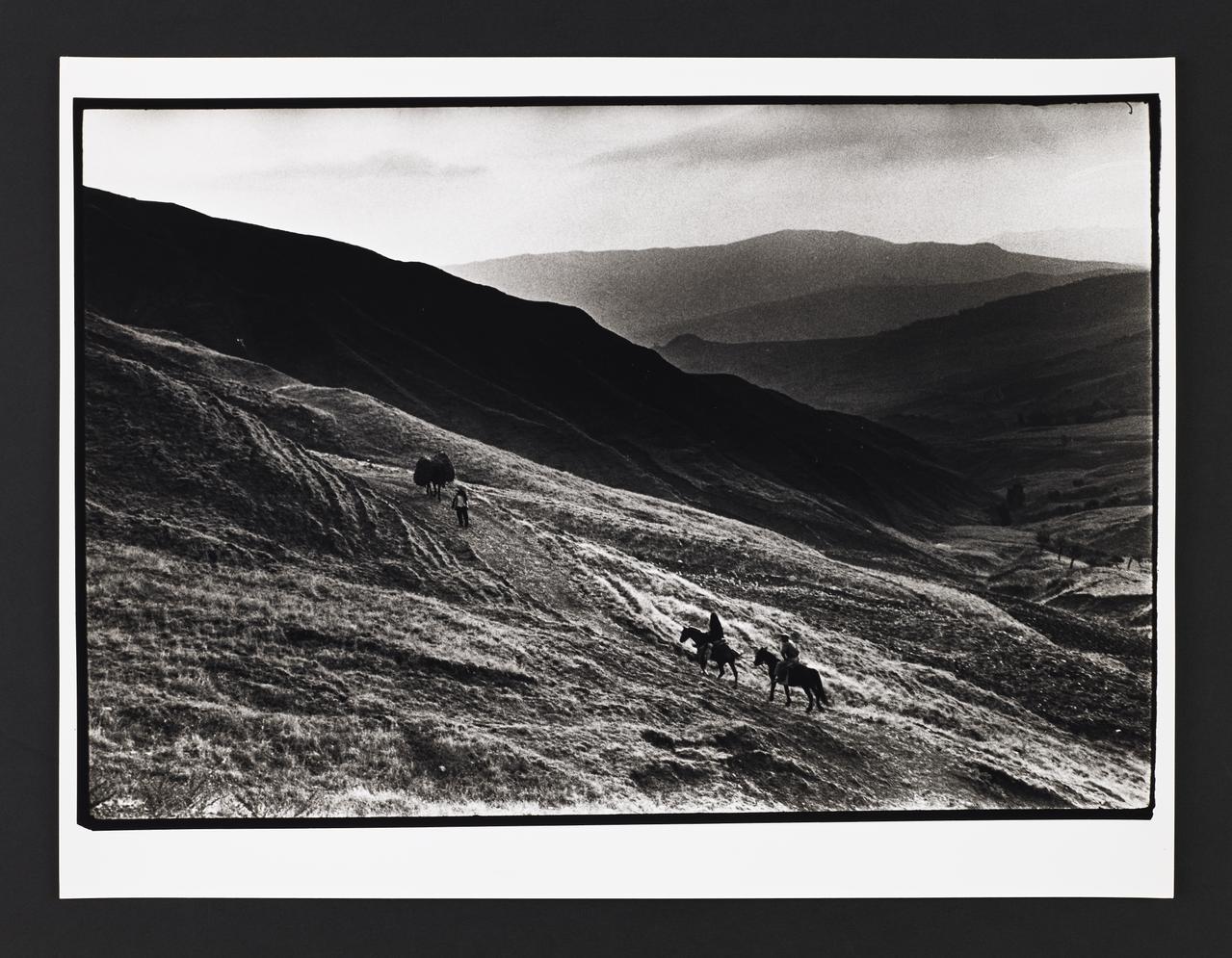 André Martin tirage photographique Paysage escarpé avec cavaliers Sicile, Italie 1958 2024.1.19 Photo Mucem / Marianne Kuhn