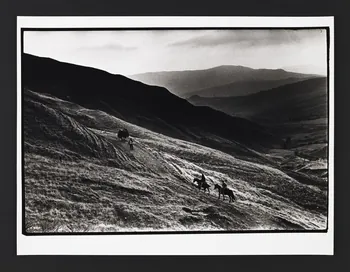 André Martin tirage photographique Paysage escarpé avec cavaliers Sicile, Italie 1958 2024.1.19  Photo Mucem / Marianne Kuhn