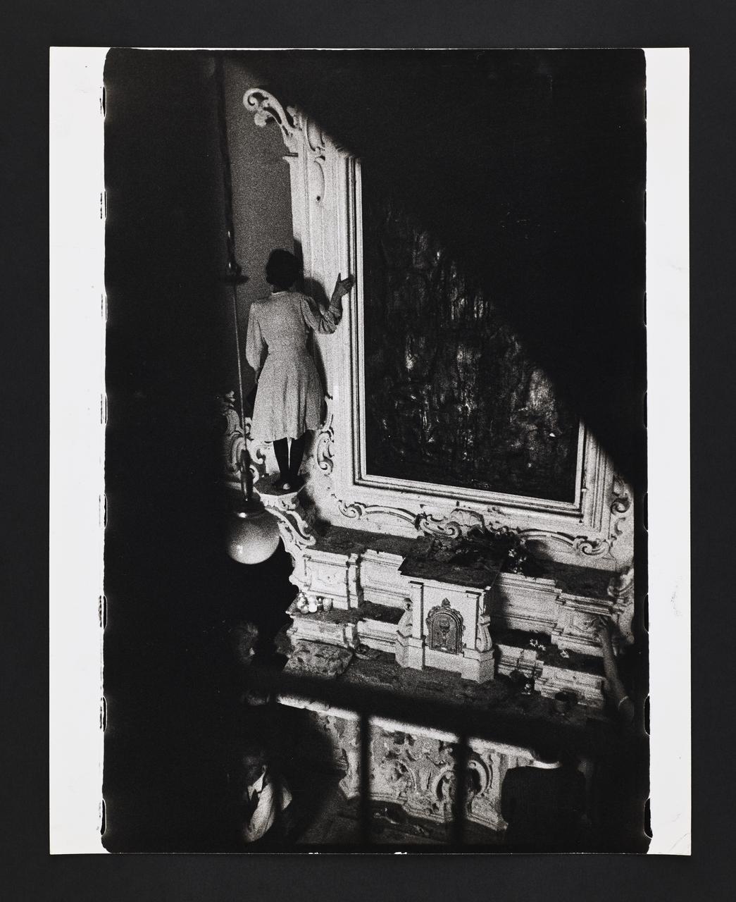 André Martin tirage photographique Fête de la Saint-Paul à Galatina, femme debout sur un autel Pouilles, Italie 1958 2024.1.22 Photo Mucem / Marianne Kuhn