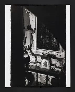 André Martin tirage photographique Fête de la Saint-Paul à Galatina, femme debout sur un autel Pouilles, Italie 1958 2024.1.22  Photo Mucem / Marianne Kuhn