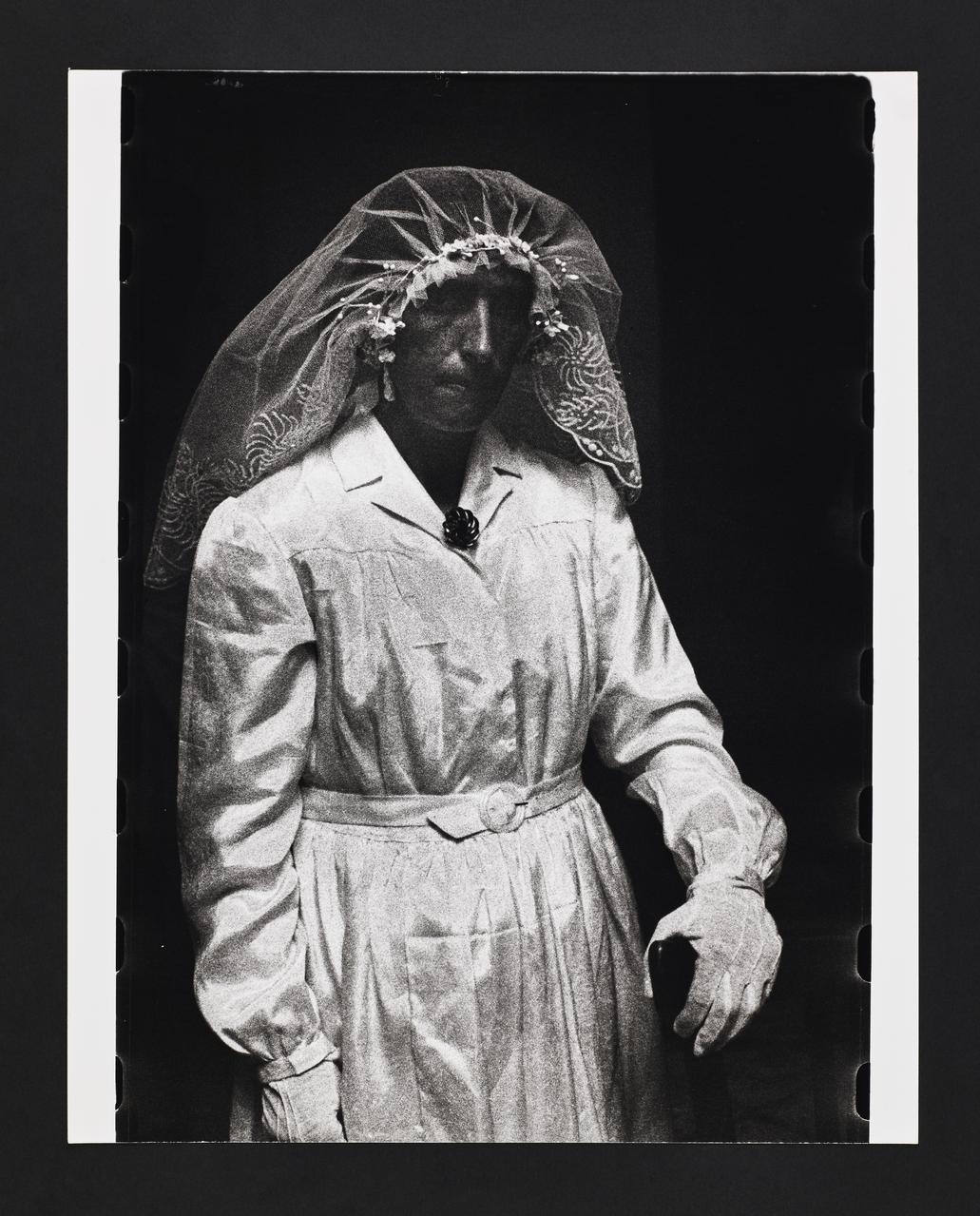 André Martin tirage photographique Fête de la Saint-Paul à Galatina, femme en tenue de mariée Pouilles, Italie 1958 2024.1.23 Photo Mucem / Marianne Kuhn
