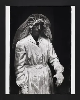 André Martin tirage photographique Fête de la Saint-Paul à Galatina, femme en tenue de mariée Pouilles, Italie 1958 2024.1.23  Photo Mucem / Marianne Kuhn