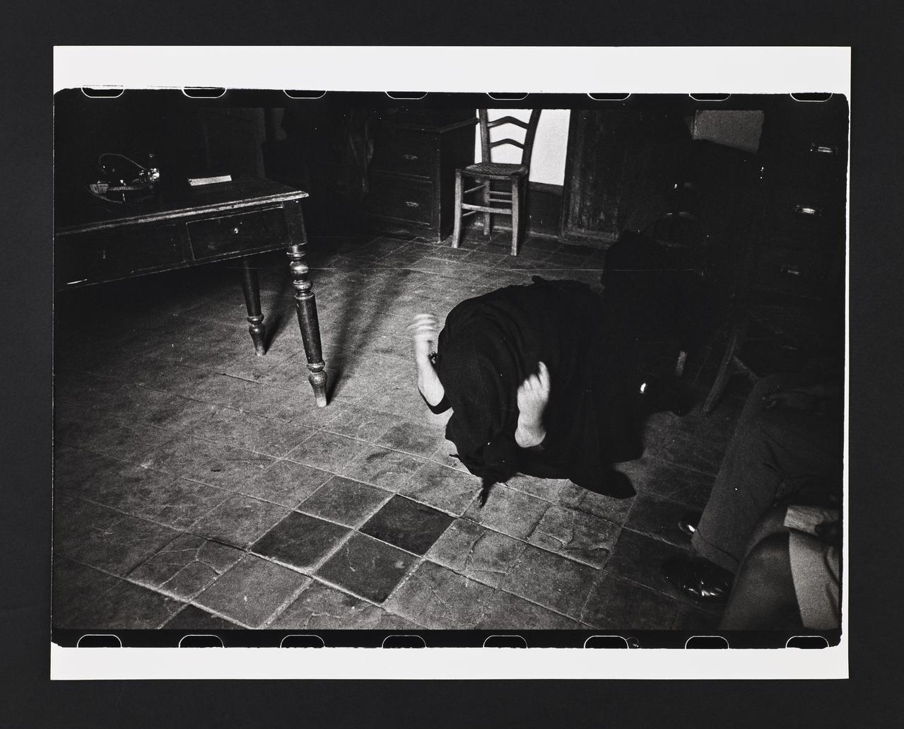 André Martin tirage photographique Femme racontant et mimant sa vision du diable Sicile, Italie 1958 2024.1.24 Photo Mucem / Marianne Kuhn