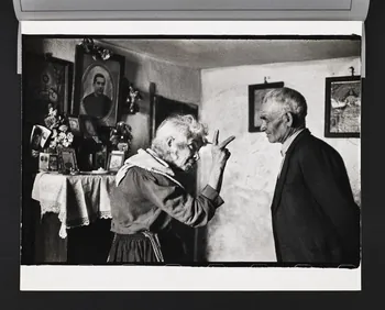 André Martin tirage photographique Conversation au sujet du mauvais oeil Sicile, Italie 1958 2024.1.25  Photo Mucem / Marianne Kuhn